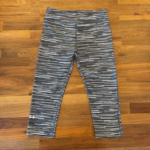 🍋 Under Armour • Black, Gray & White Striped Capri Leggings - Picture 1 of 5